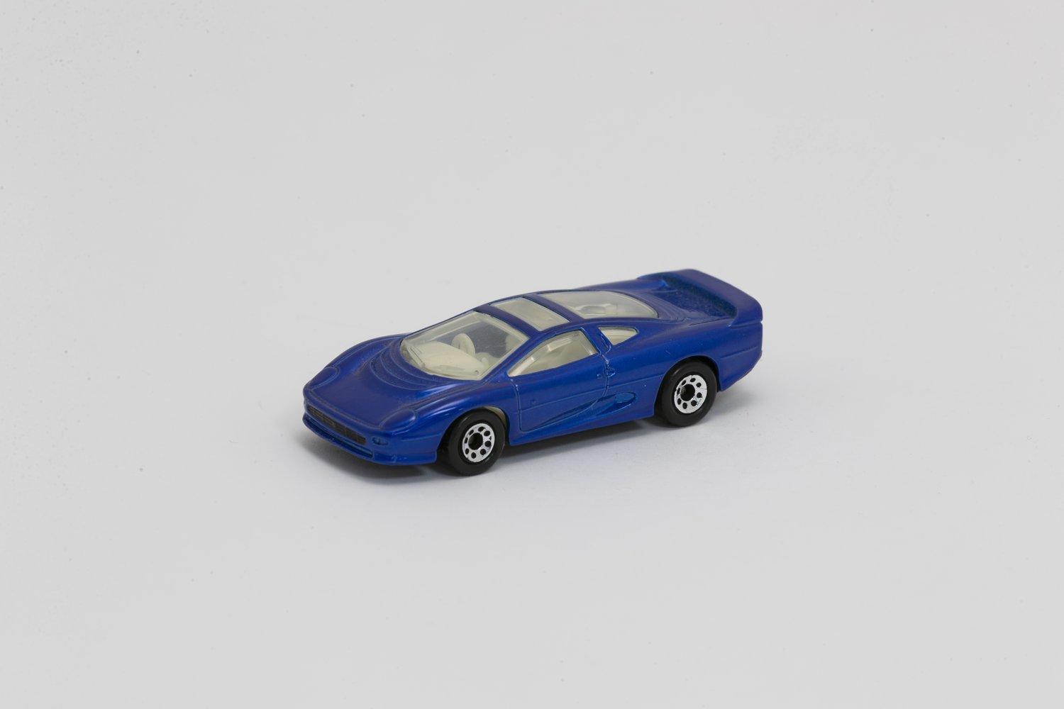 Jaguar XJ220 - angle1